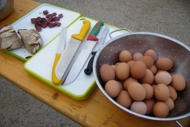 Abendessen vor dem Rotel-Bus