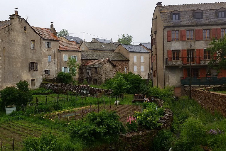 Dorf auf dem Weg nach Les Alpiers