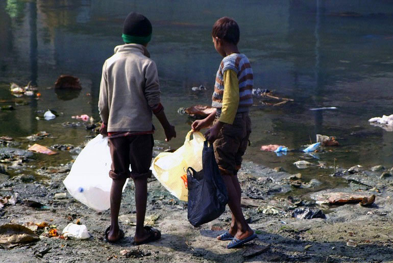 Kinder am Bagmati-Fluss