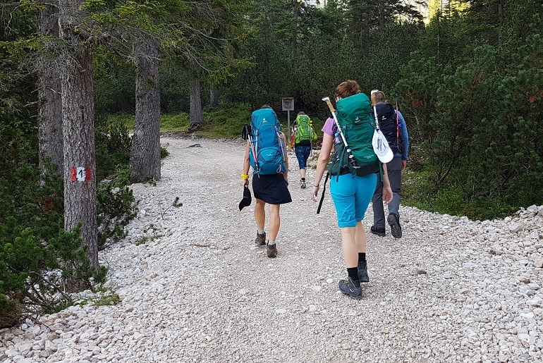 Wanderer auf dem Dolomiten-Höhenweg 1