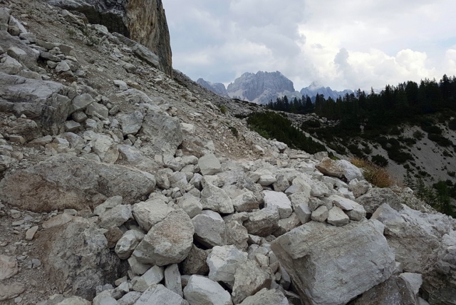 Steiniger Weg zur Hütte