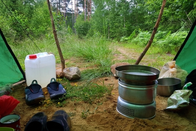 Kochen vor dem Zelt