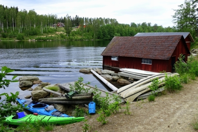 Kajaks und rotes Haus
