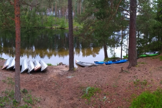 Kanus am Ufer